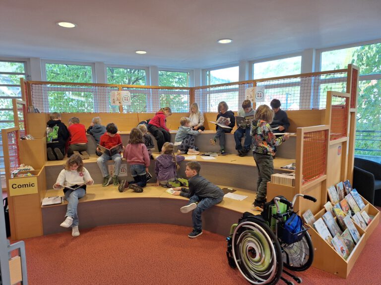 Ausflug der Klassen 2a und 2b in die Mediathek